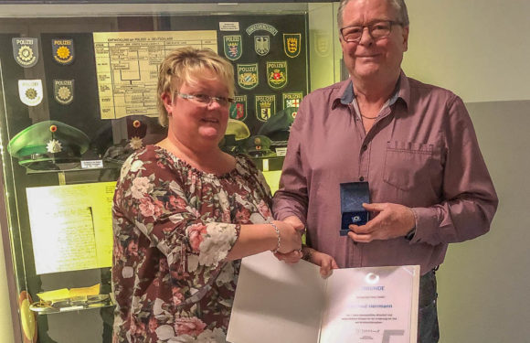 Manfred Herrmann aus Bad Nenndorf mit Ehrennadel des Weissen Rings ausgezeichnet