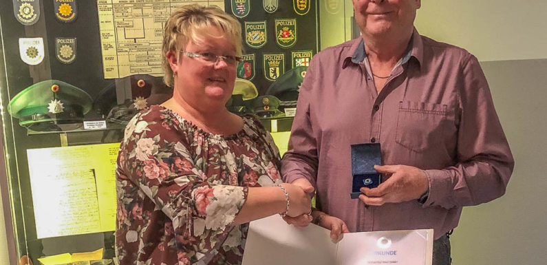 Manfred Herrmann aus Bad Nenndorf mit Ehrennadel des Weissen Rings ausgezeichnet