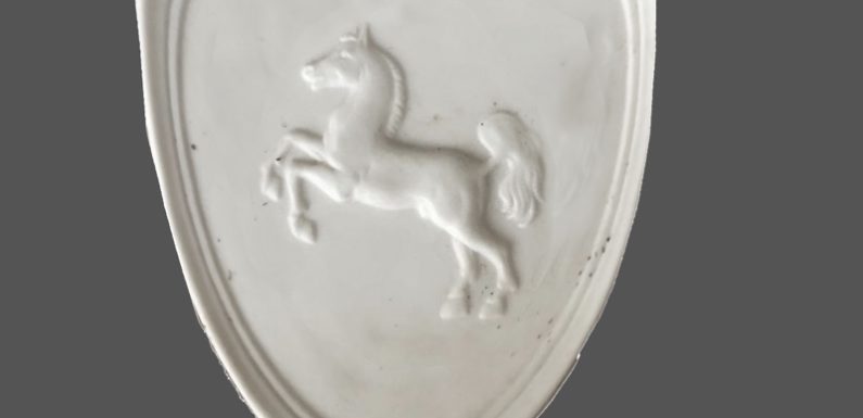 50 Kilogramm schweres Steinwappen und Schild gestohlen