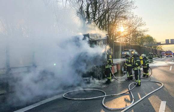 LKW brennt auf A2