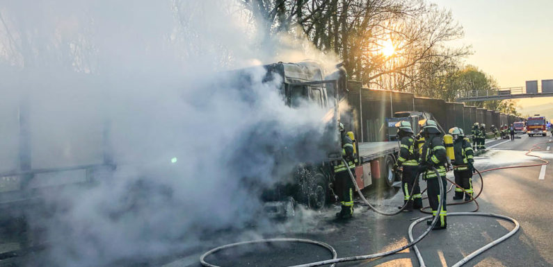 LKW brennt auf A2