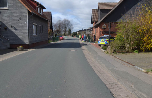 PKW fährt Radfahrer bei Überholvorgang an und verletzt ihn schwer