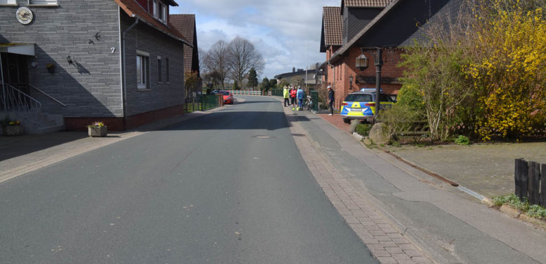 PKW fährt Radfahrer bei Überholvorgang an und verletzt ihn schwer