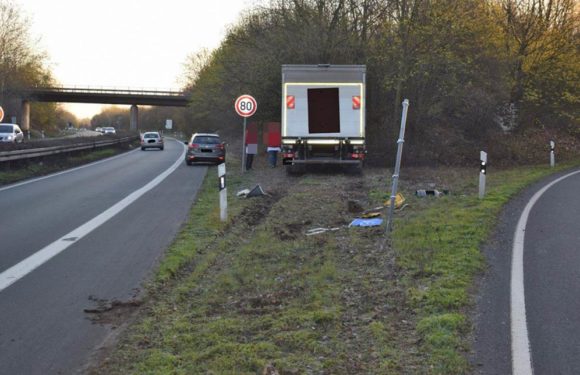 LKW landet zwischen Fahrspuren