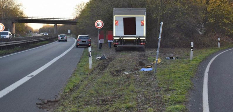LKW landet zwischen Fahrspuren