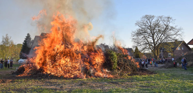 Positive Bilanz der Bückeburger Ortsfeuerwehren: Osterfeuer ein voller Erfolg mit großem Besucherzuwachs