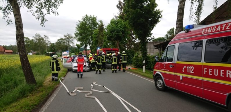 Feuerwehr befreit verletzte Frau aus PKW