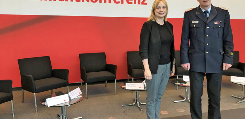 Marja-Liisa Völlers trifft Schaumburger Kreisbrandmeister Klaus-Peter Grote im Bundestag