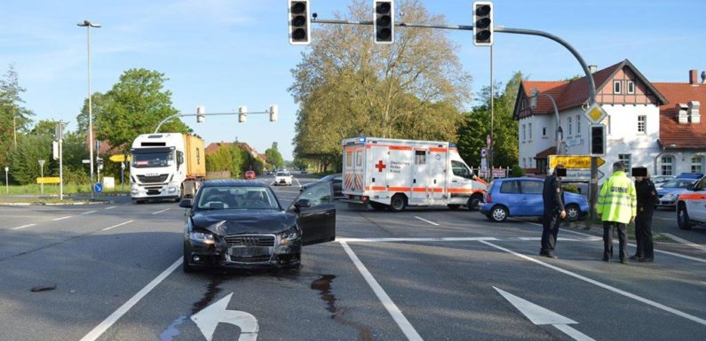 Schwerer Unfall auf B83 bei Luhden: Mutter (27) wird aus Auto geschleudert, Kind (6) schwer verletzt