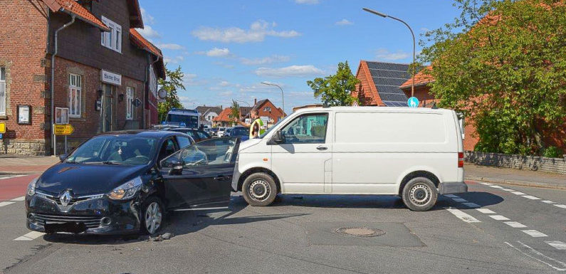 VW Transporter stößt mit Renault zusammen