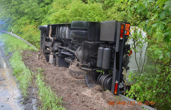 Mit Heizöl beladener LKW auf Seite gekippt