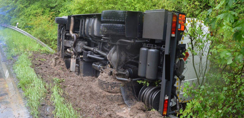 Mit Heizöl beladener LKW auf Seite gekippt