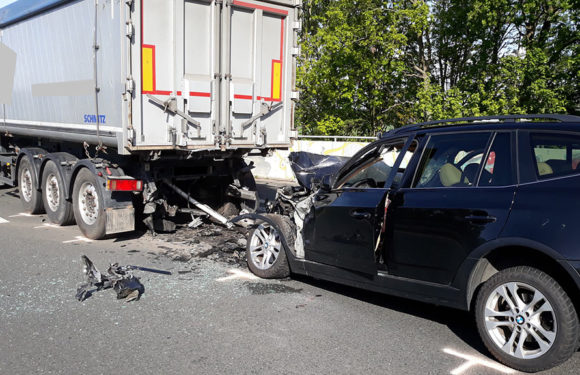 Schwerer Unfall auf B65: Autofahrer (50) fährt auf Stauende auf