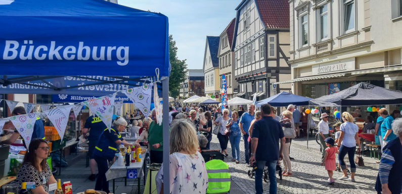 Zweites Bürgermahl in Bückeburg war ein voller Erfolg: Gute Laune, jede Menge Essen und geselliges Beisammensein