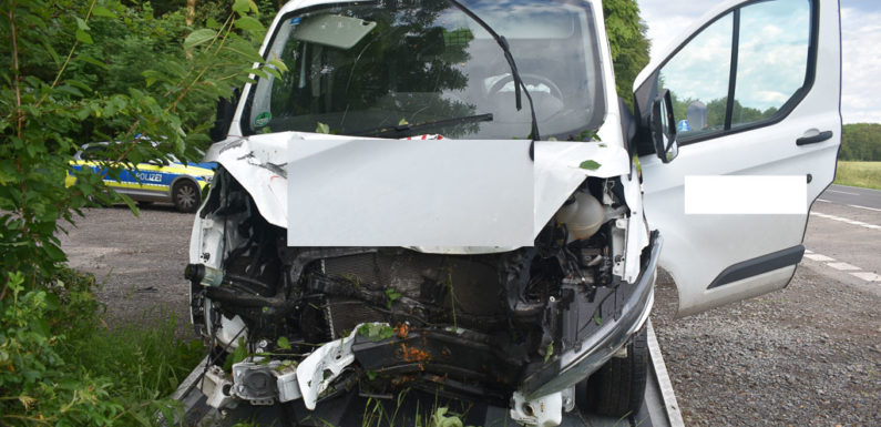 Alleinbeteiligt gegen Baum gefahren