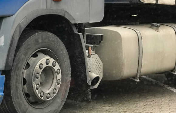 LKW fährt sich auf B65-Umleitungsstrecke fest