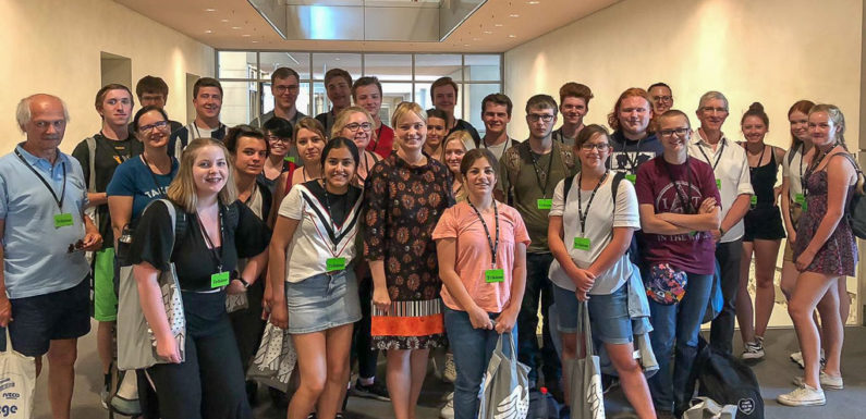 Marja-Liisa Völlers empfängt Austauschschüler aus den USA im Deutschen Bundestag