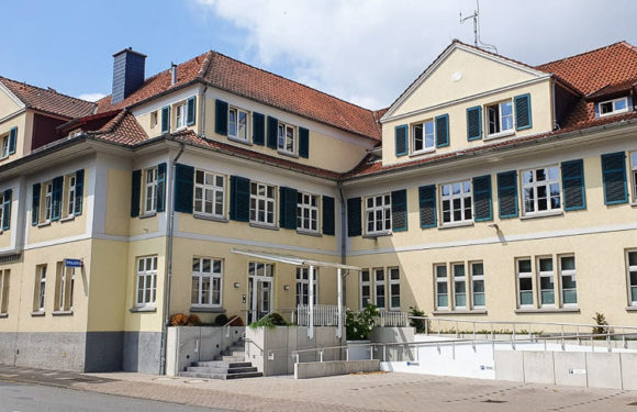 Unfallflucht auf der B 65: Radfahrer stößt gegen Auto und fährt davon