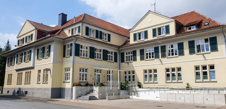 Unfallflucht auf der B 65: Radfahrer stößt gegen Auto und fährt davon