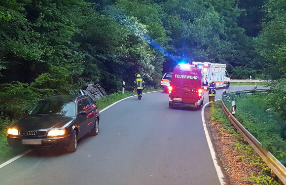 Von Fahrbahn abgekommen und auf Dach gelandet