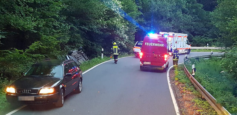 Von Fahrbahn abgekommen und auf Dach gelandet