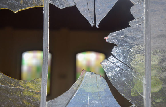 Fensterscheiben der Friedhofskapelle eingeschlagen