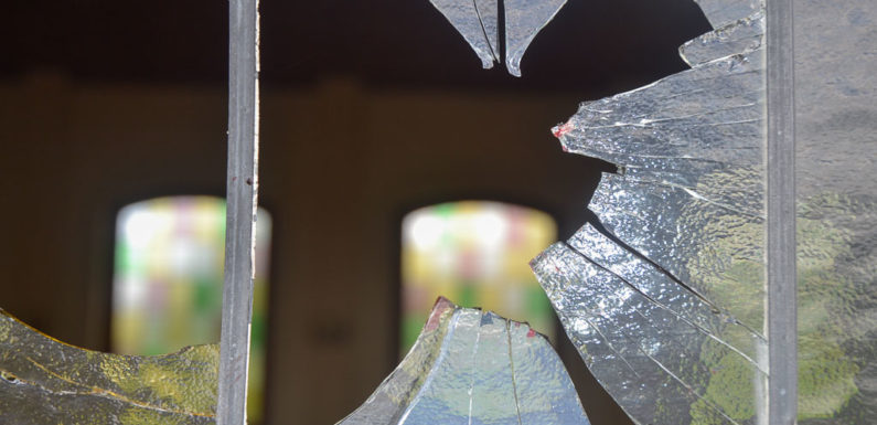 Fensterscheiben der Friedhofskapelle eingeschlagen