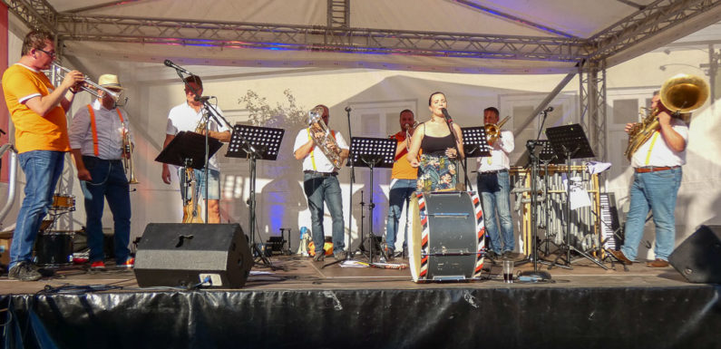 Heißer Abschluss des Bückeburger Bühnensommers 2019 mit Kota Brass