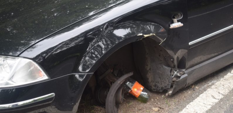 VW verliert Vorderrad und baut Unfall