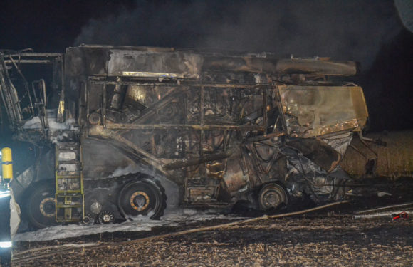 Mähdrescher und Feld in Flammen