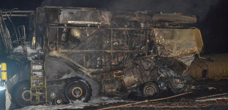 Mähdrescher und Feld in Flammen