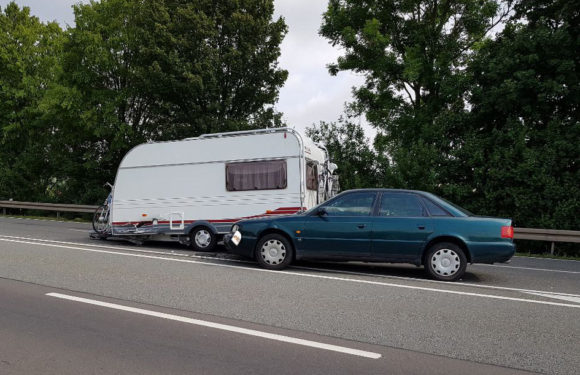 War Wendemanöver auf B83 schuld? Auto kollidiert mit Wohnwagen