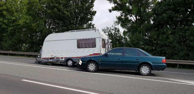War Wendemanöver auf B83 schuld? Auto kollidiert mit Wohnwagen