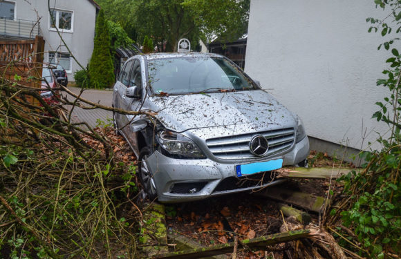 Teure Einpark-Korrektur: Auto stand schief in Parkbucht