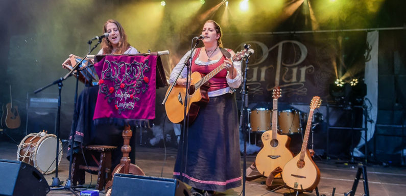 Mittelalterlich Phantasie Spectaculum feiert Auftakt-Wochenende: Ritter, Gaukler und Dinosaurier im Schlosspark Bückeburg