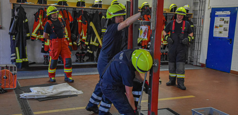 Taktische Türöffnung im Brandeinsatz: Sonderausbildung bei der Feuerwehr Bückeburg