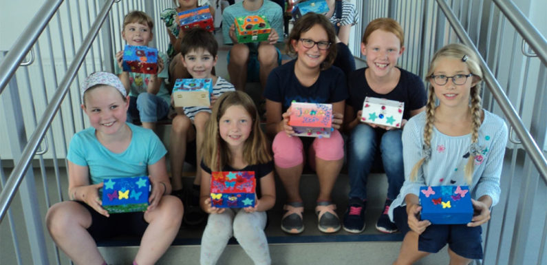 Schatzkisten basteln bei Ferienspaßaktion 2019 in der Julianen-Kita/Krippe Hinüberstraße