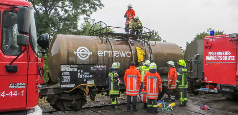 Gefahrgutzug der Kreisfeuerwehr übt im Bahnhof Nienstädt