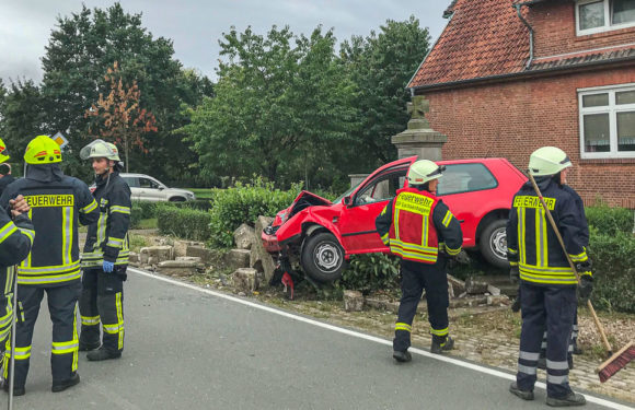 Verkehrsunfall: Auto schleudert gegen Kriegerdenkmal