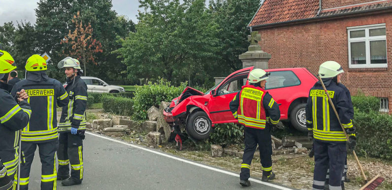 Verkehrsunfall: Auto schleudert gegen Kriegerdenkmal