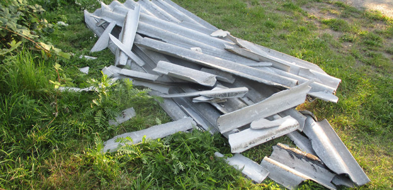 Asbesthaltigen Sondermüll in der Umwelt entsorgt