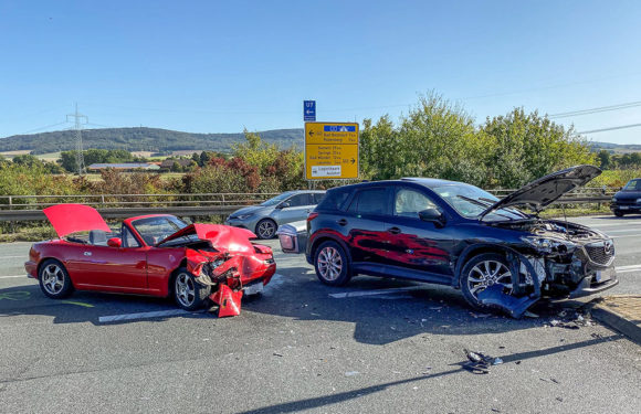 B442: Schwerer Autounfall bei Anschlussstelle Lauenau