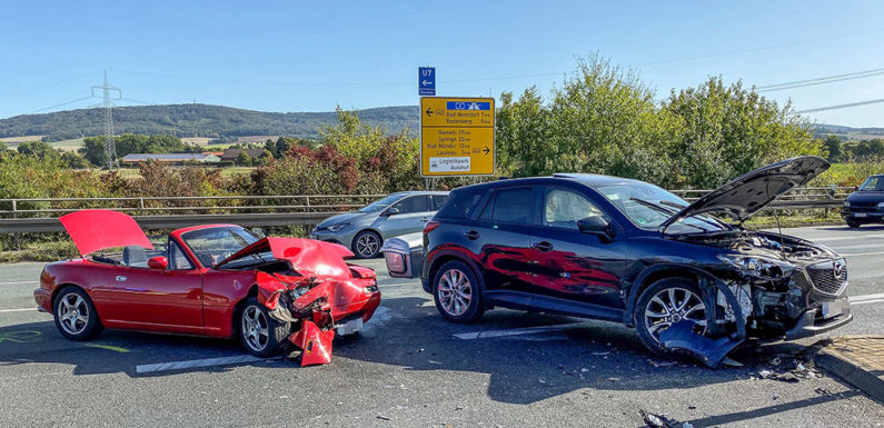B442: Schwerer Autounfall bei Anschlussstelle Lauenau
