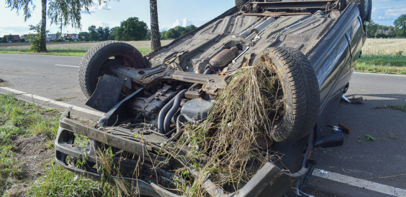 Mit Auto überschlagen und schwer verletzt