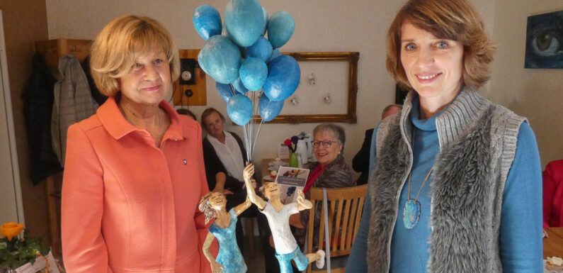 Mit einer Postkarte fing alles an: Präsentation des künstlerischen Gastgeschenkes zum 50-jährigen Bestehen der Partnerschaft mit Soissons