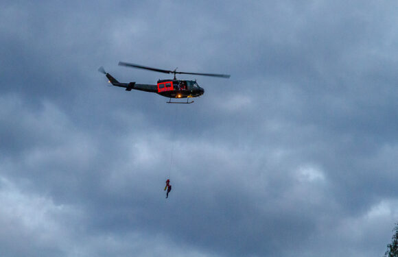 Porta Westfalica: Segelflugzeug steckt in Baumkronen fest / 2 Personen durch Hubschrauber gerettet
