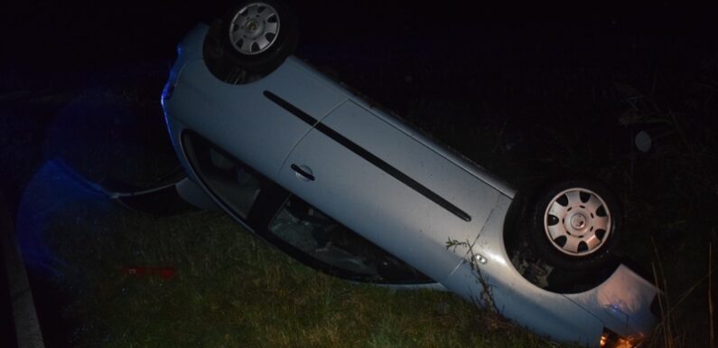Auto kommt von Fahrbahn ab und bleibt auf Dach liegen