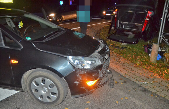 Auto bleibt nach Unfall auf Dach liegen