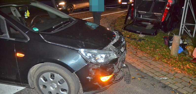 Auto bleibt nach Unfall auf Dach liegen