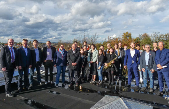 Größte Photovoltaikanlage des Landkreises angeschlossen: Bigband spielte auf Dach des Gymnasiums Bad Nenndorf
